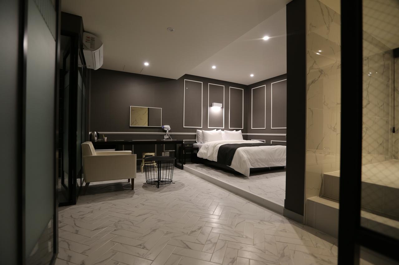 Hotel Leeds Пионтек Екстериор снимка