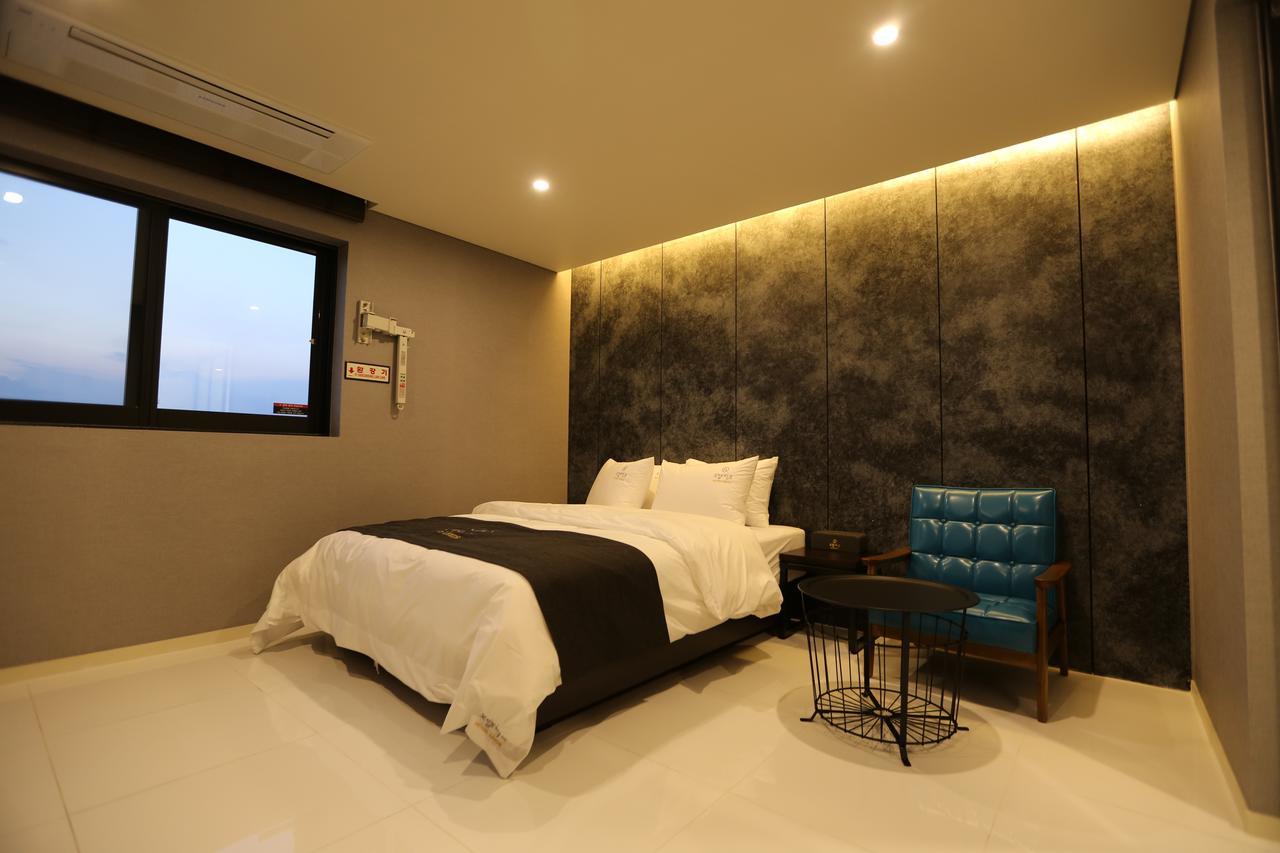 Hotel Leeds Пионтек Екстериор снимка