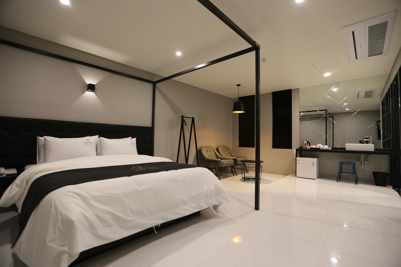 Hotel Leeds Пионтек Екстериор снимка