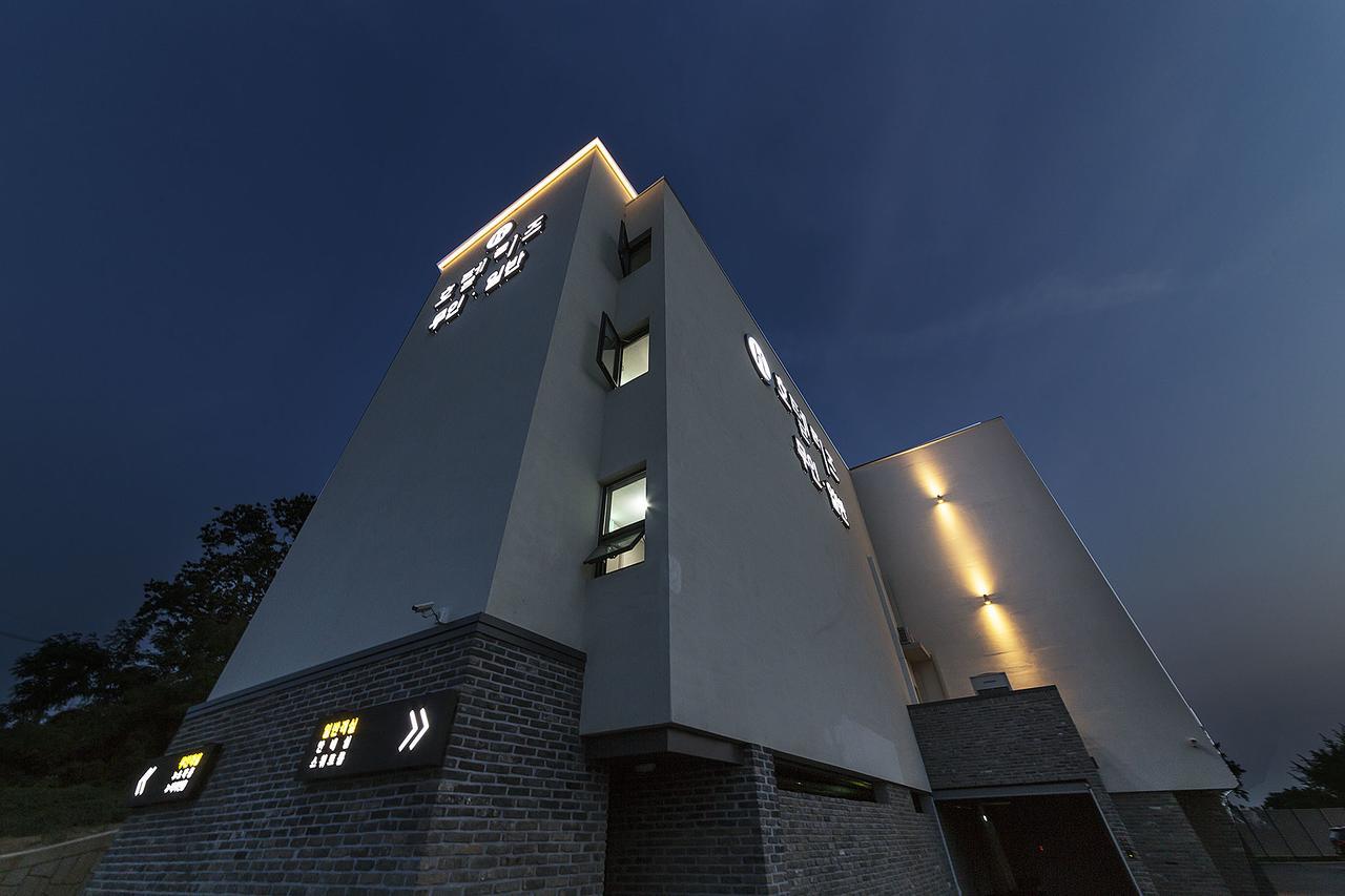 Hotel Leeds Пионтек Екстериор снимка